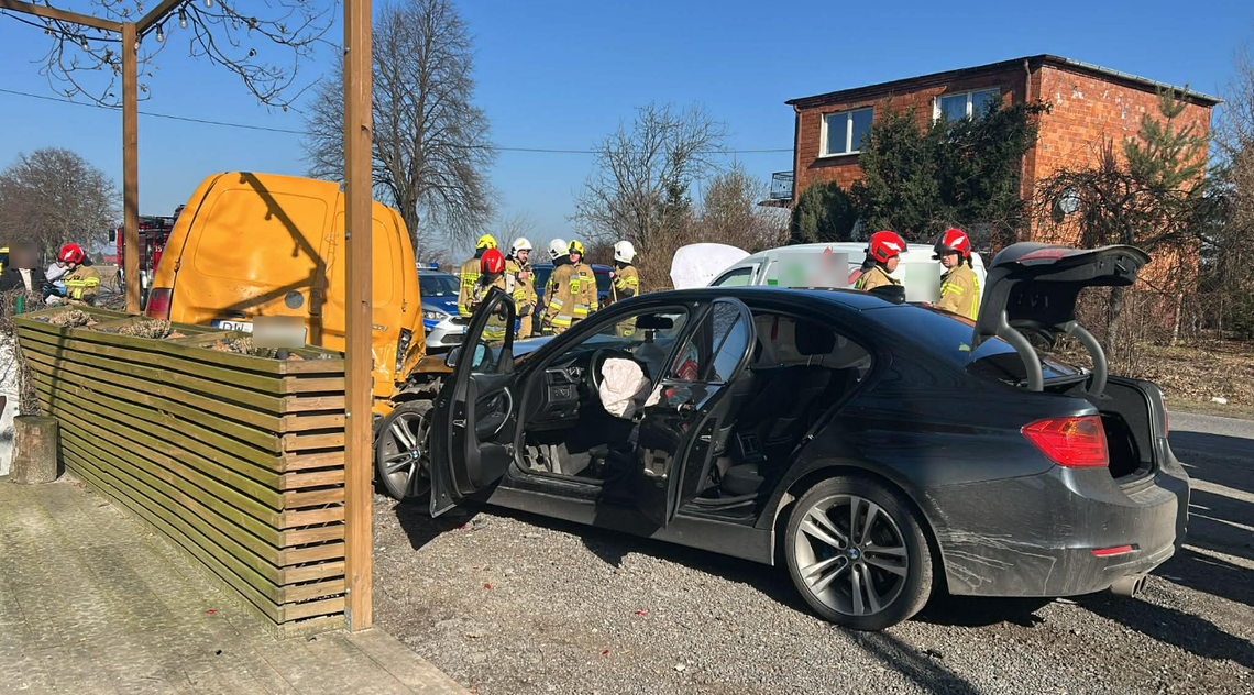 Groźne zderzenie przy posesji. BMW staranowało auto i ogrodzenie