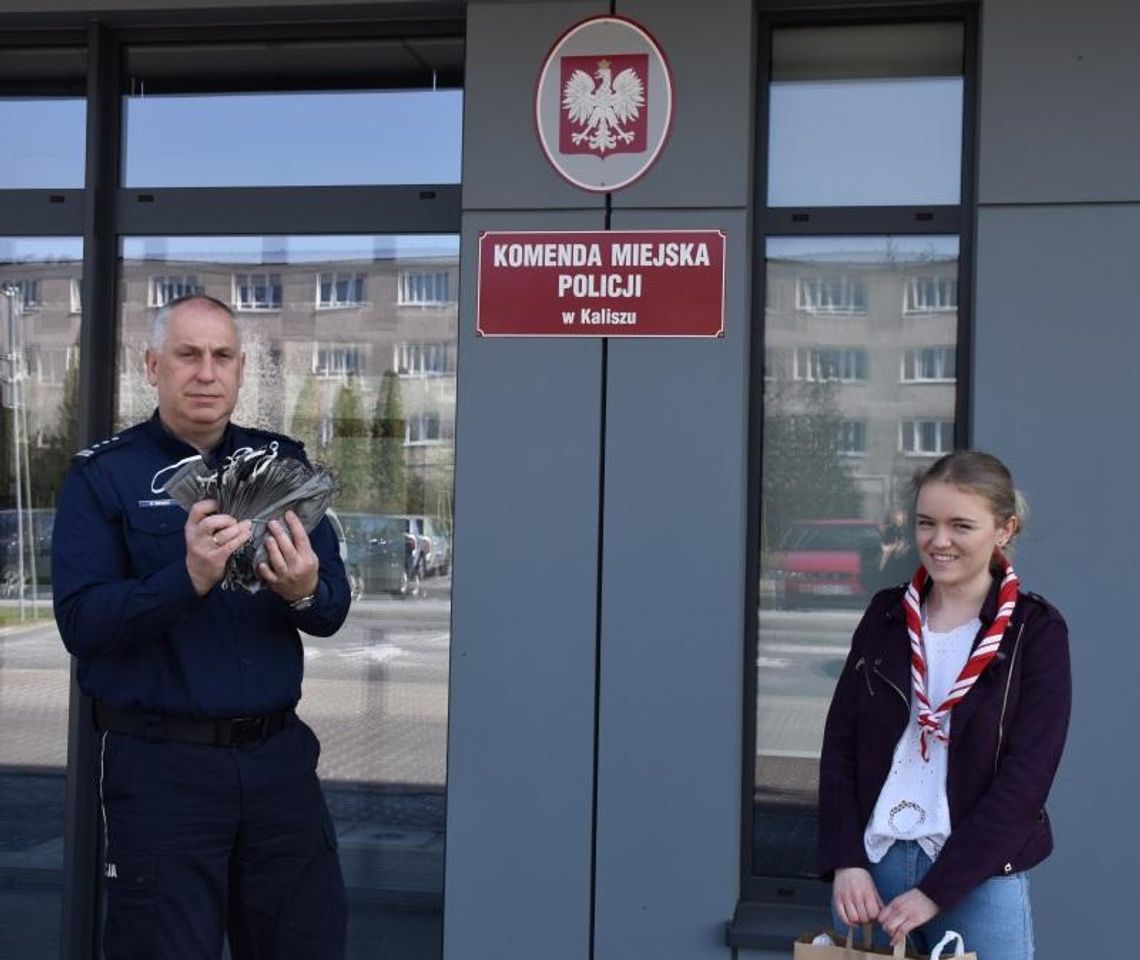 Harcerze uszyli maseczki dla policjantów