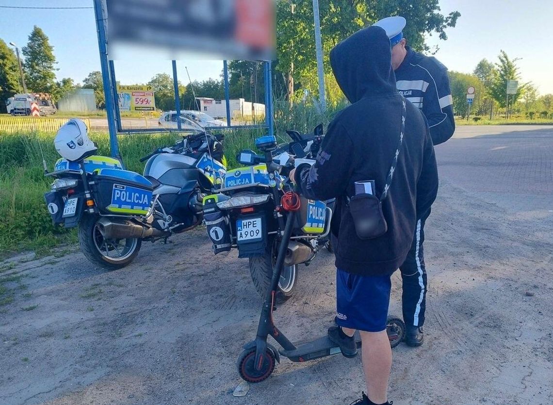 Hulajnogą w policjanta! Młodzi mają poważne kłopoty Hulajnogą w policjanta! Młodzi mają poważne kłopoty
