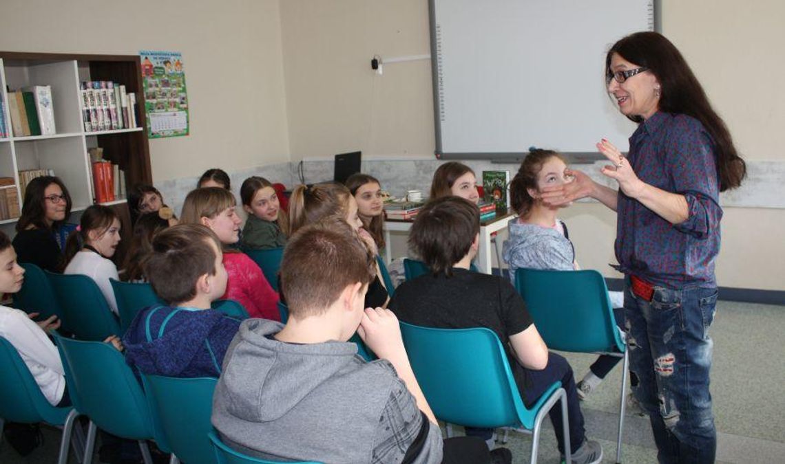 Inspirujące rozmowy. Uczniowie SP7 spotkali się z autorką swoich lektur
