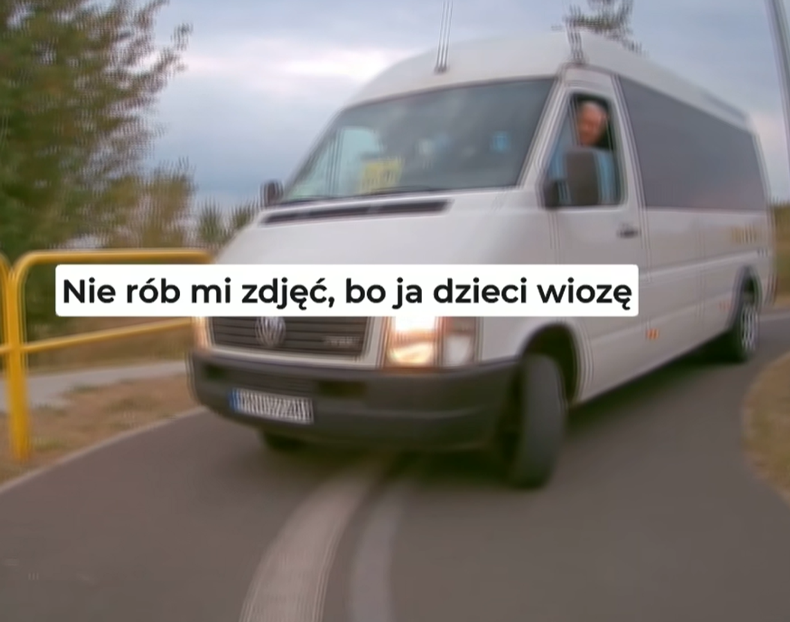 „Ja tu dzieci wiozę”. Busem potrącił rowerzystę na ścieżce FILM