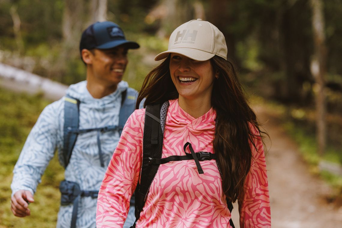 Jak nosić bluzy, żeby wyglądać z klasą? Kilka pomysłów na stylizacje