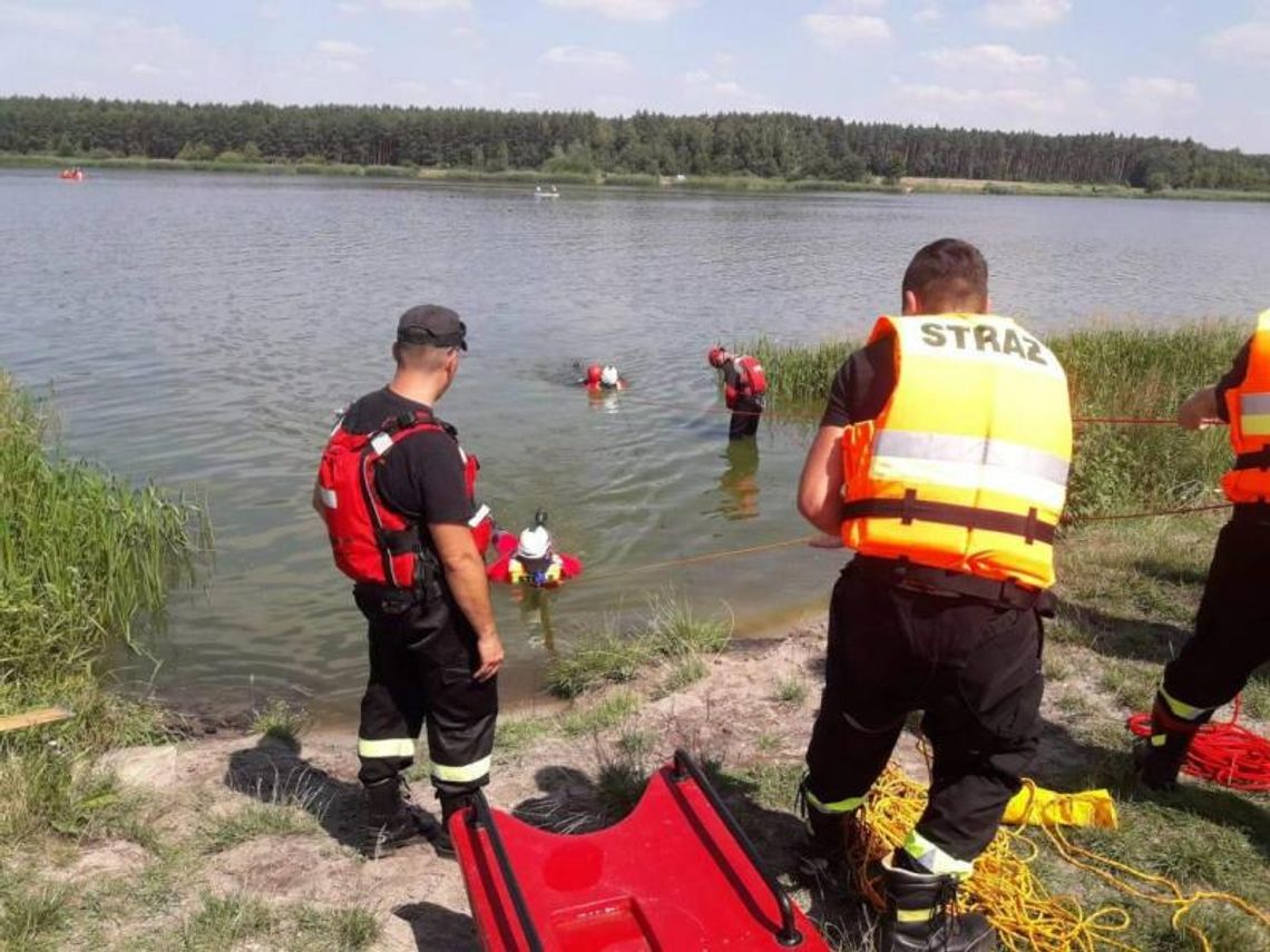 Jak ratować tonącego. Ćwiczenia dla strażaków ochotników ZDJĘCIA