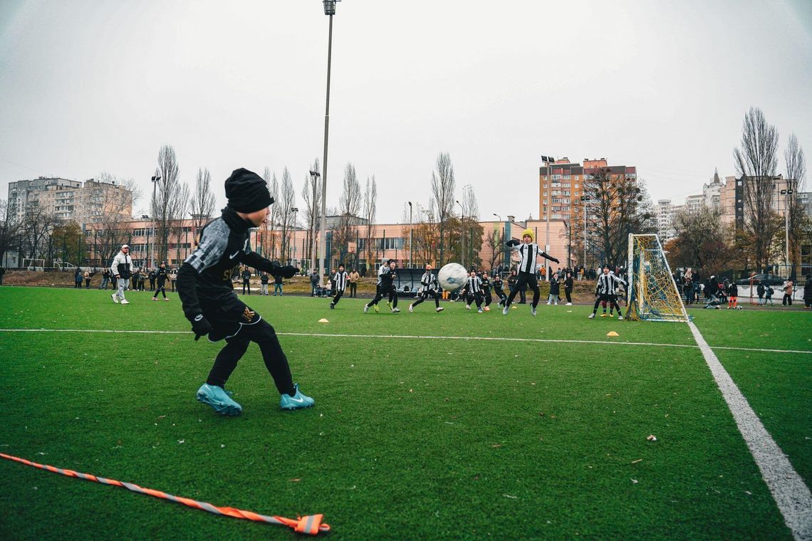 Jak sportowy strój i akcesoria wpływają na pasję dziecka do piłki nożnej? Jak sportowy strój i akcesoria wpływają na pasję dziecka do piłki nożnej?
