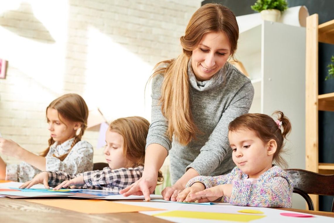 Jak wyglądają pierwsze dni w pracy opiekunki w żłobku? Praktyczny przewodnik dla początkujących