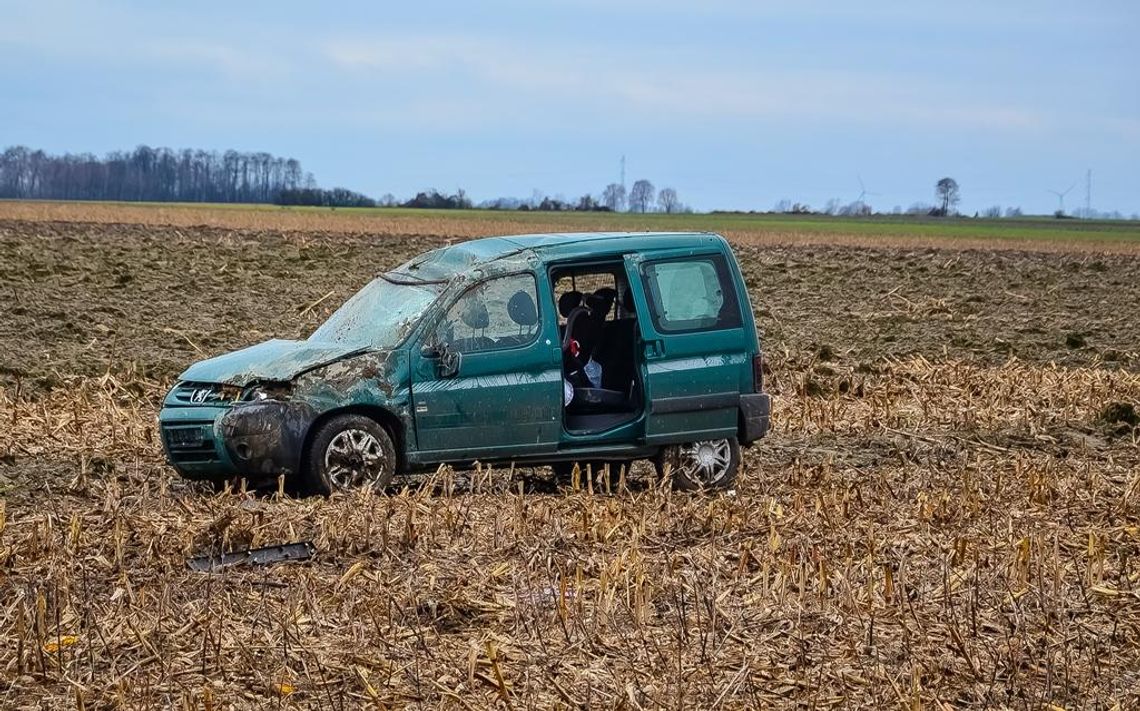 Jarocin: śmiertelne potrącenie pieszego i dachowanie auta ZDJĘCIA