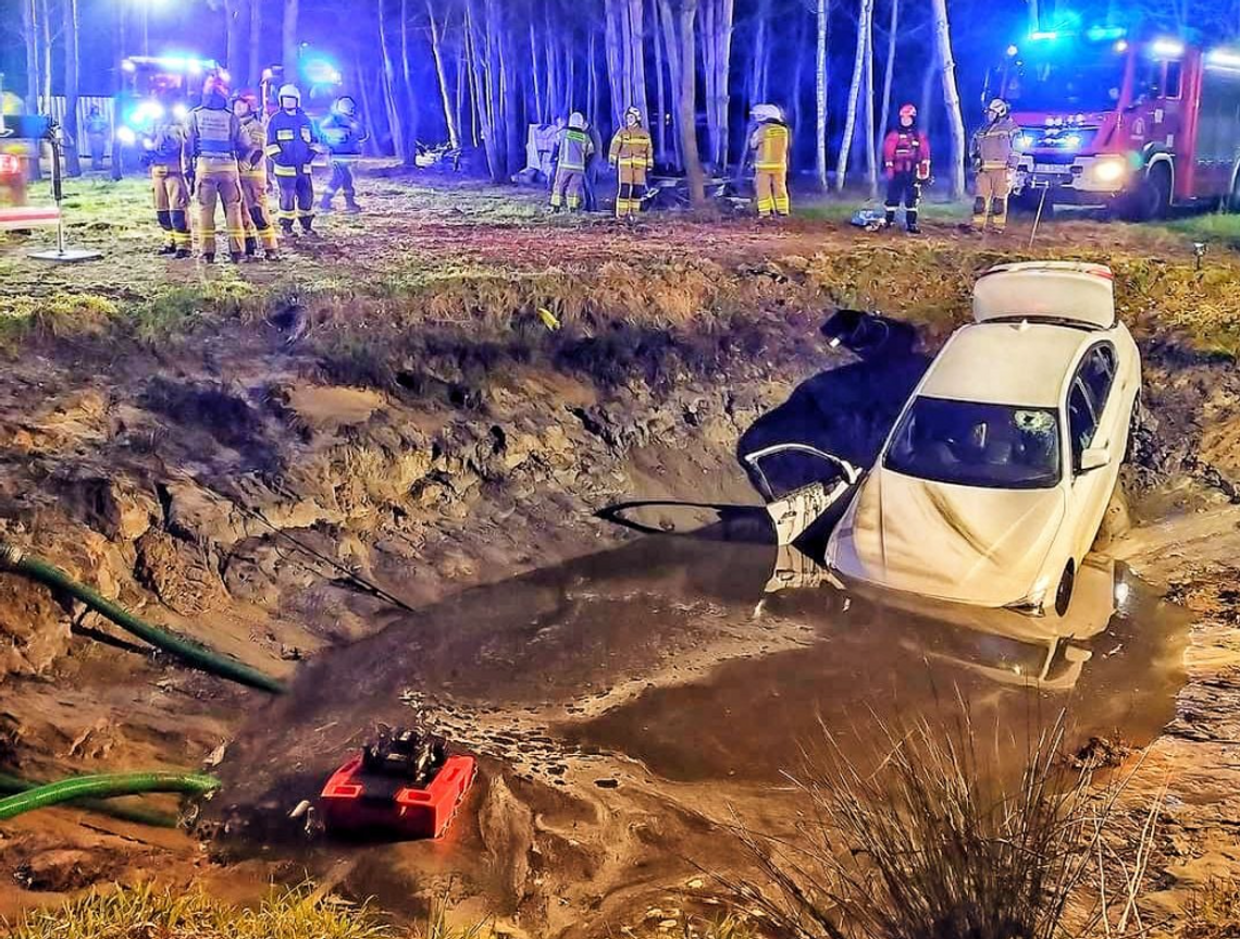 Jazdę zakończył w stawie. Jego BMW poszło na dno