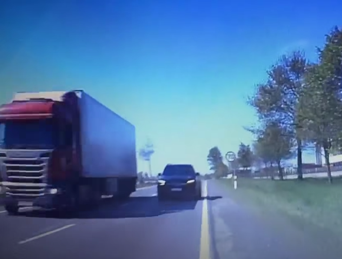 Jechał jak wariat i wyprzedzał „na trzeciego”. Nagranie trafiło do sieci 𝐖𝐈𝐃𝐄𝐎