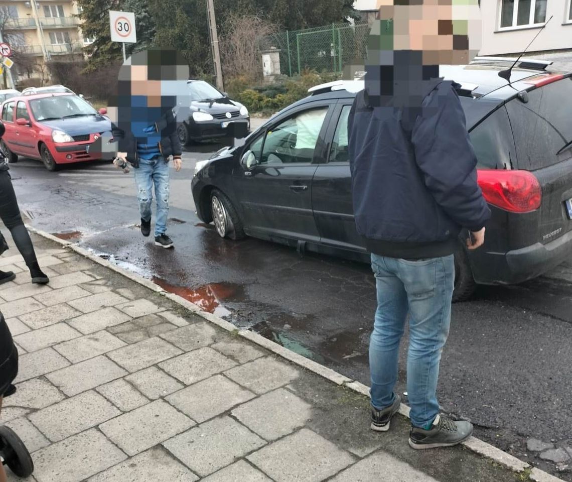 Jechał po chodniku, ściął znaki, uderzył w słup. 37-latek był pijany