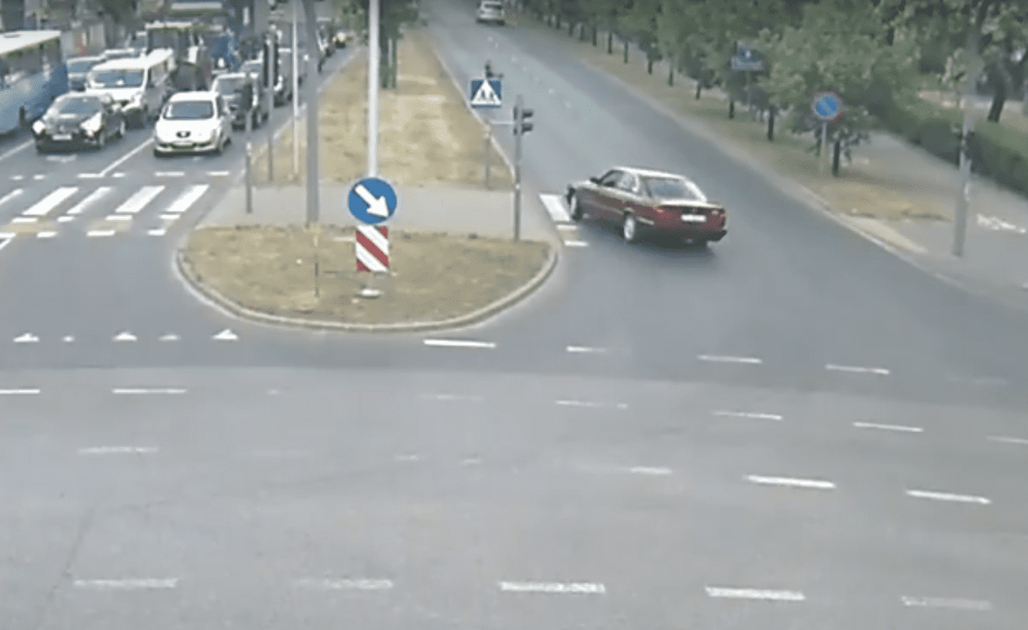 Jechał po chodniku, trawniku, uderzył w budynek. Nagranie groźnej kolizji z udziałem BMW WIDEO