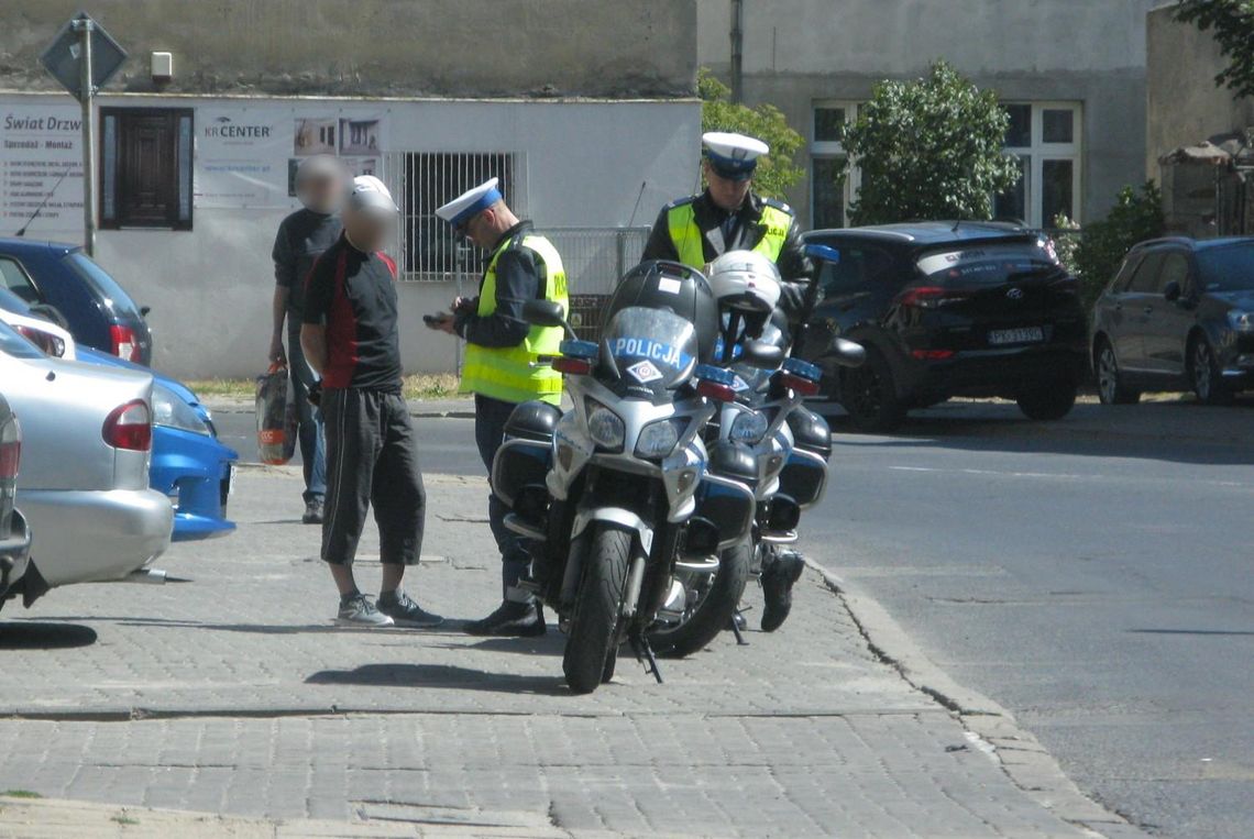 Jechał rowerem pod prąd, zderzył się z samochodem