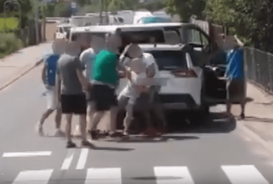 Jechał wężykiem, ściął znak drogowy. Według policji był trzeźwy, prokuratura żąda wyjaśnień WIDEO