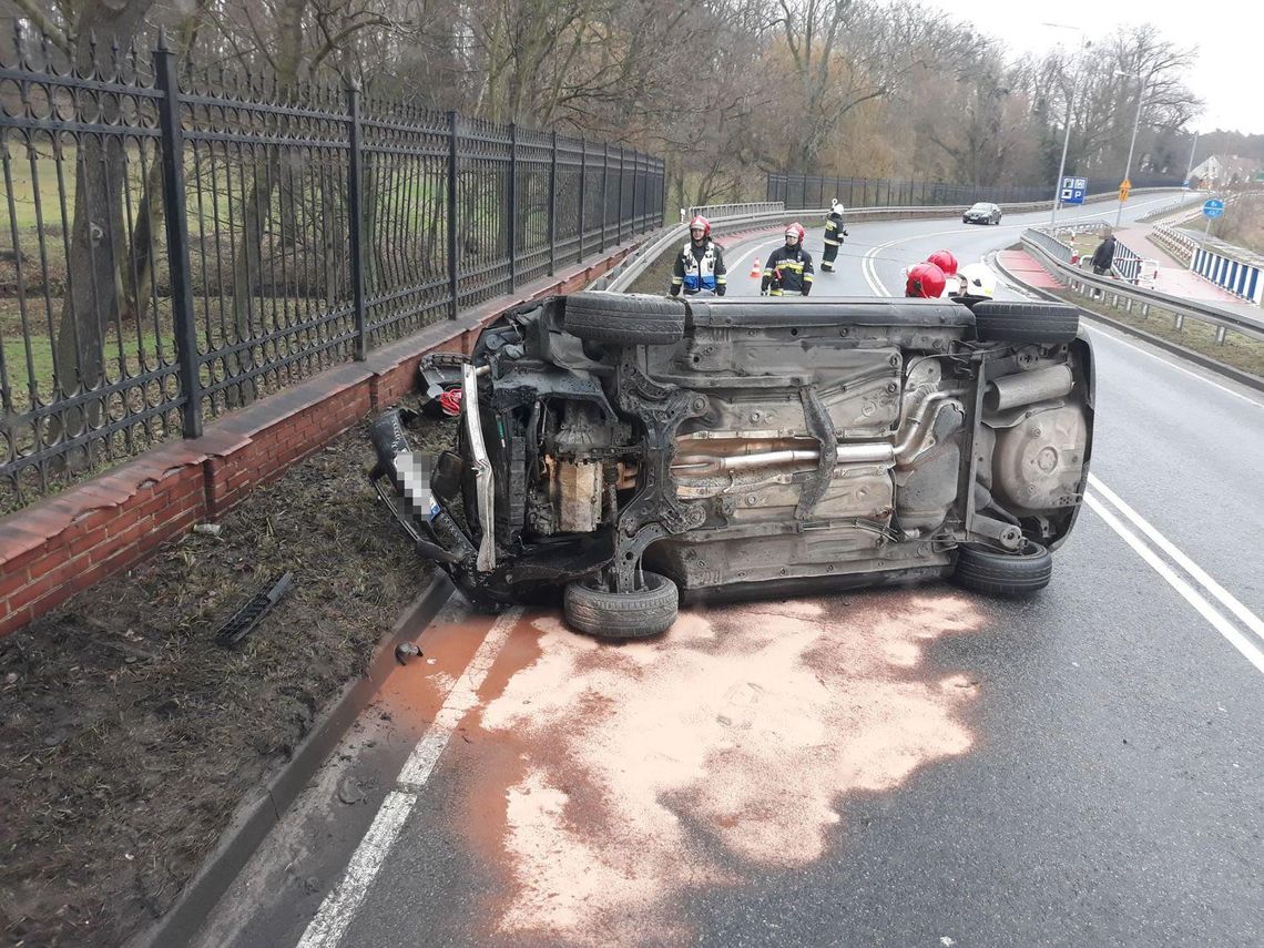 Jechał za szybko, wylądował na boku