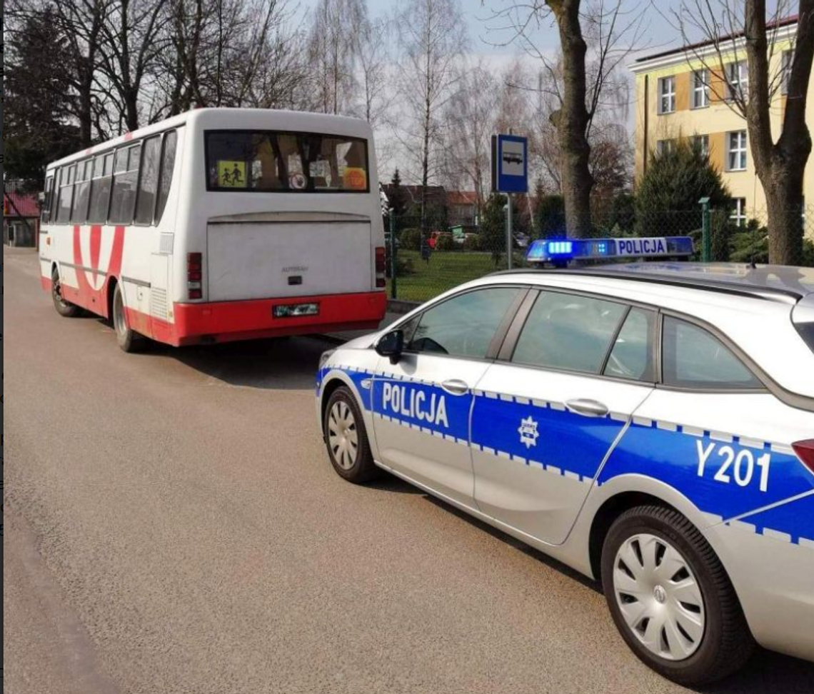 Jechali na wycieczkę szkolną. Autokar z dziećmi wjechał do rowu