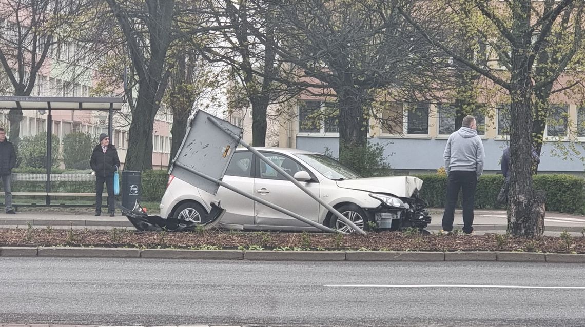 Jeden nie ustąpił pierwszeństwa, drugi stracił panowanie nad autem