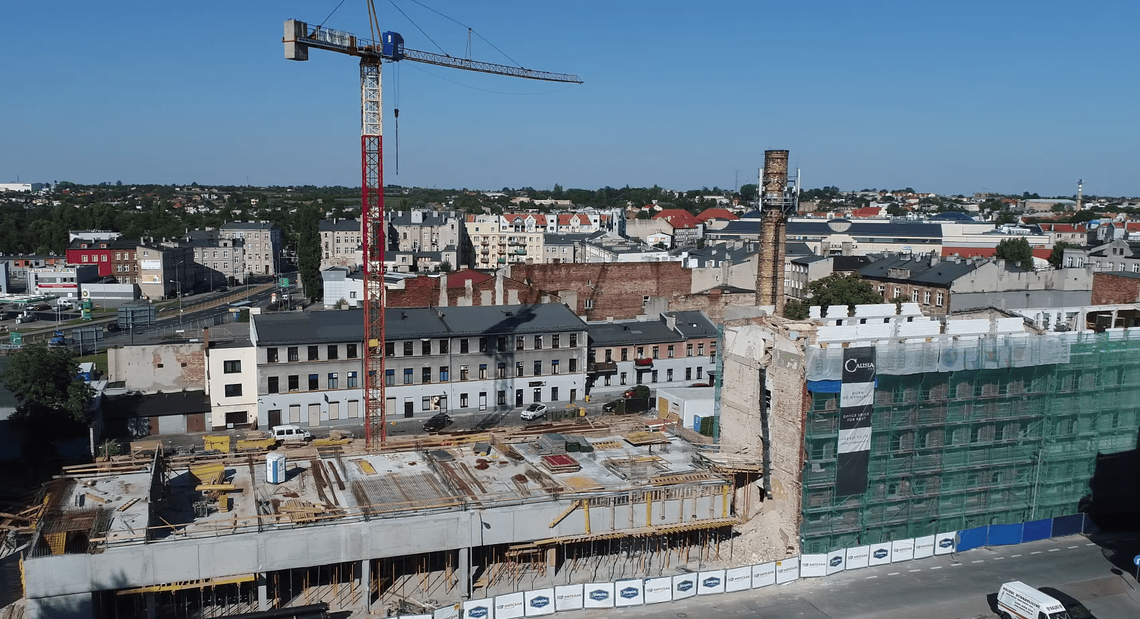 Jedne budynki znikają, inne pną się do góry. Inwestycje z lotu ptaka WIDEO