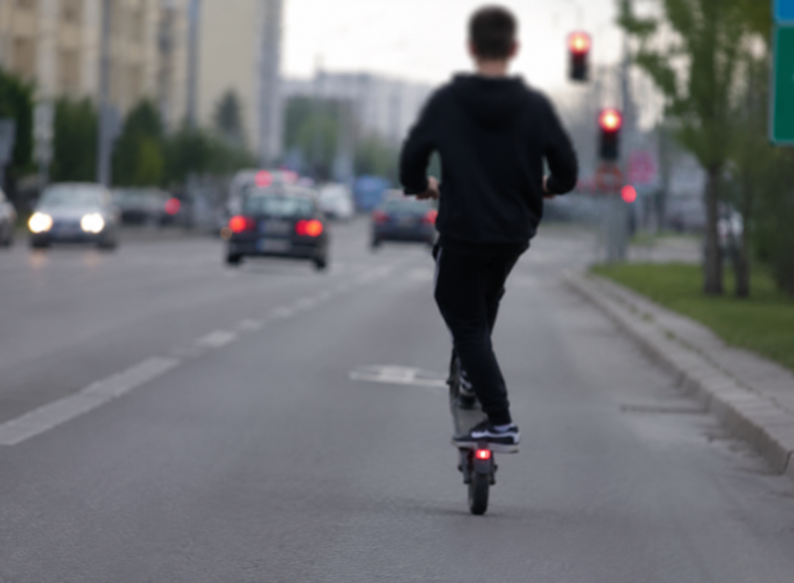 Jeździł hulajnogą jak kaskader. Pokazywał przy tym ,,środkowy palec'' i krzyczał na kierowców Jeździł hulajnogą jak kaskader. Pokazywał przy tym ,,środkowy palec'' i krzyczał na kierowców