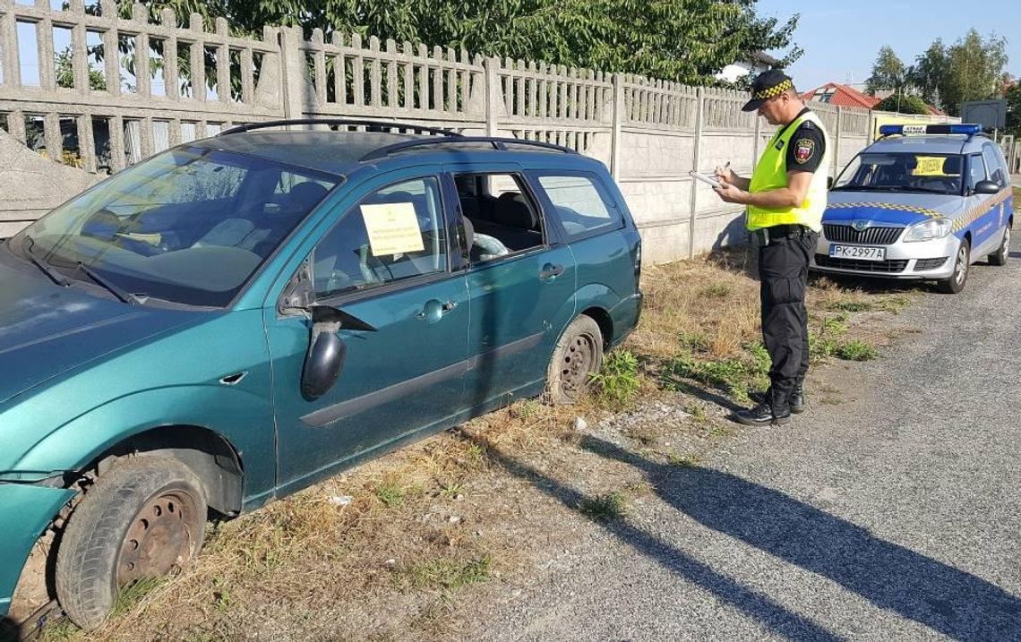 Już ponad 150 usuniętych wraków. Coraz częściej auta porzucają Ukraińcy