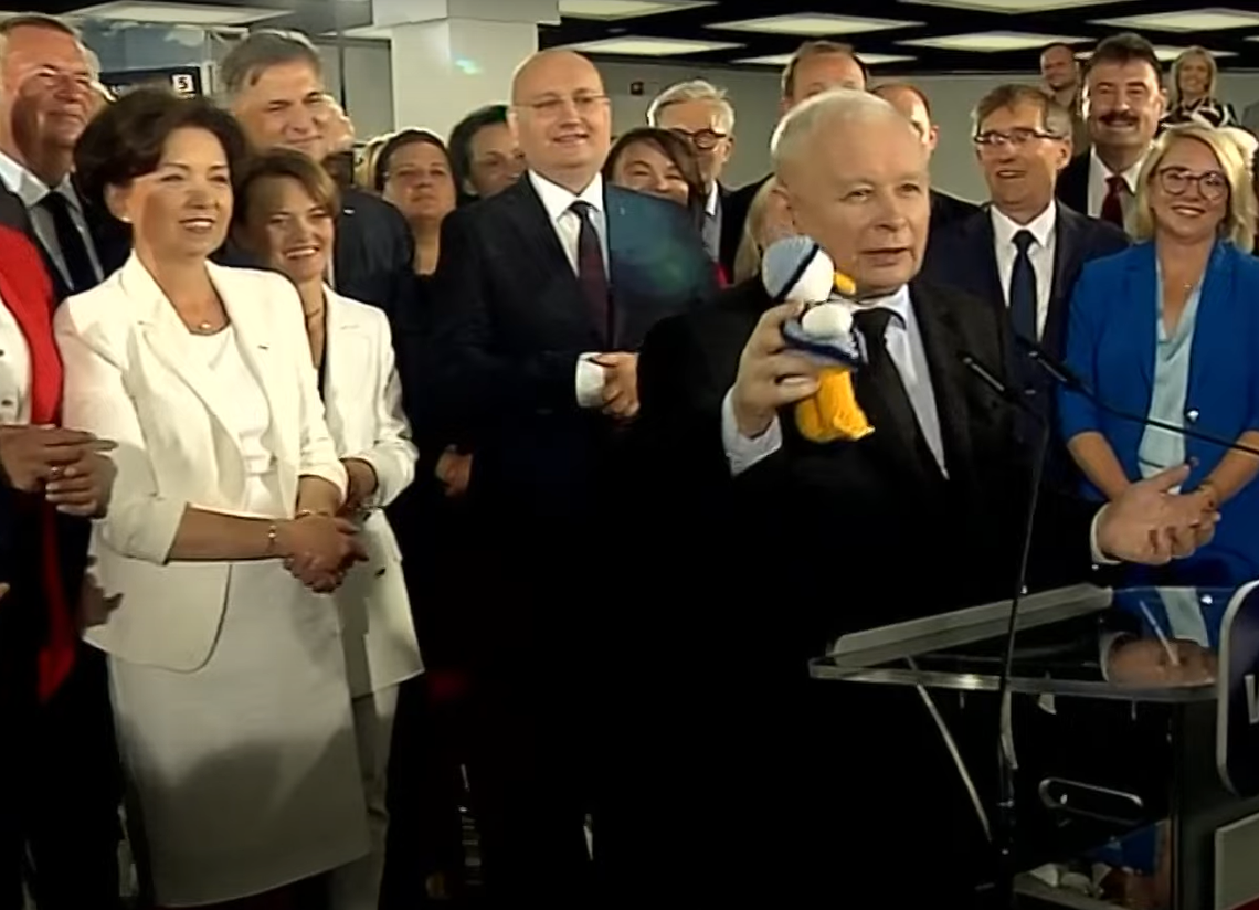 Kaczyński na wiec przyszedł z kaczką! Stał wśród kandydatów z Kalisza