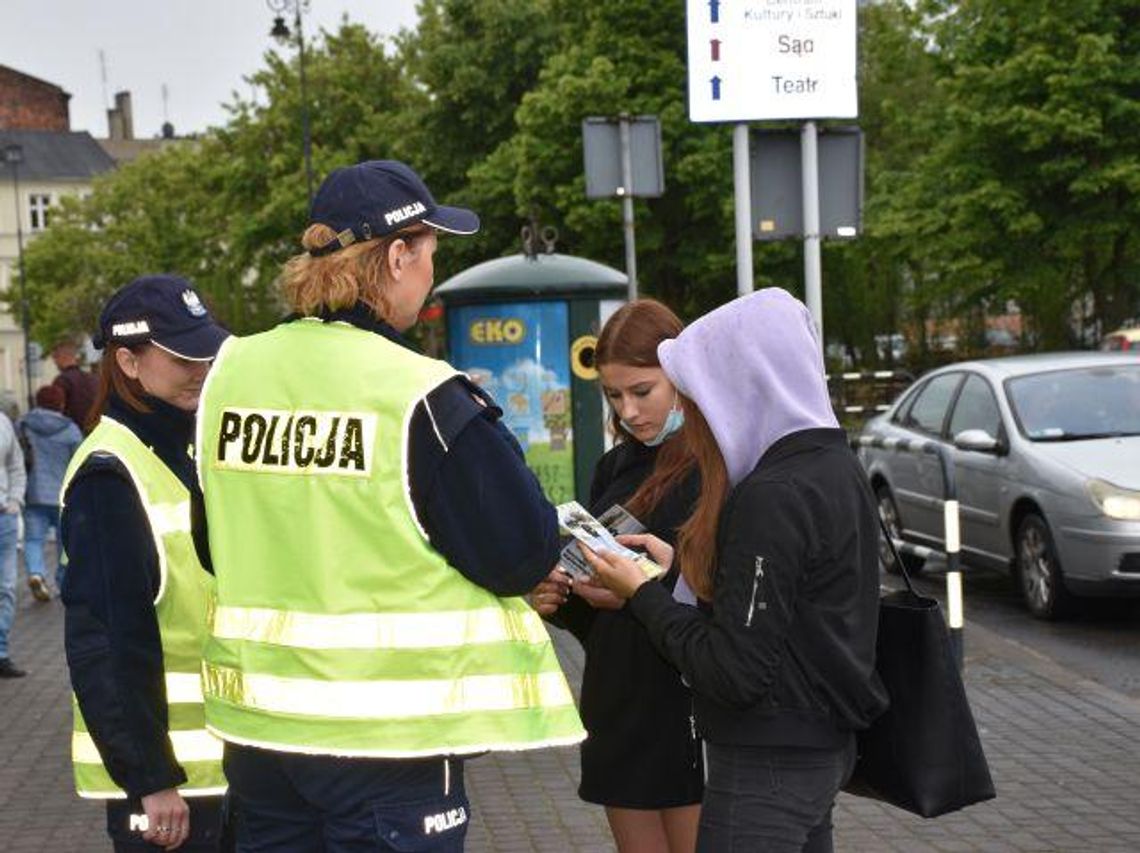 Kaliscy policjanci informowali pieszych o nowych przepisach ZDJĘCIA