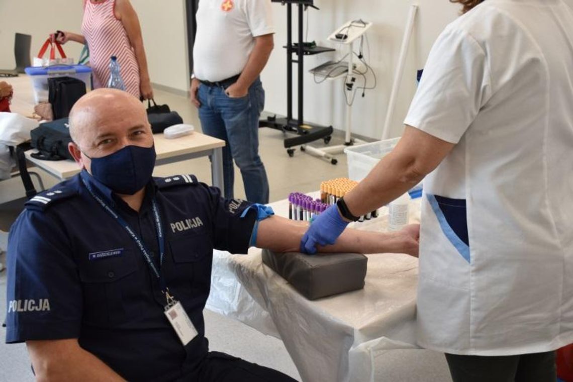 Kaliscy policjanci zarejestrowali się jako dawcy szpiku ZDJĘCIA