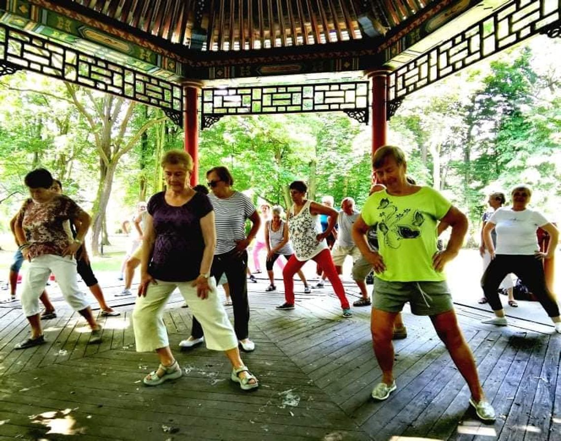 Kaliscy seniorzy ćwiczą Qigong i Tai Chi ZDJĘCIA