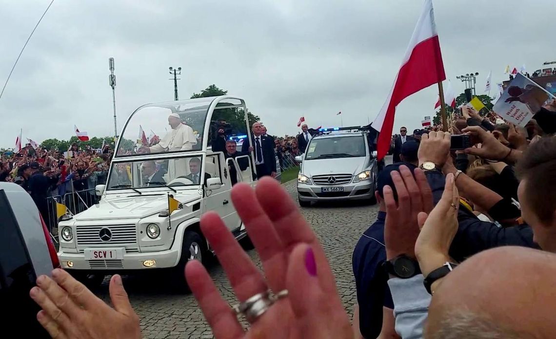 Kaliszanie od 2:30 w nocy czekali na papieża, ale opłacało się WIDEO i ZDJĘCIA