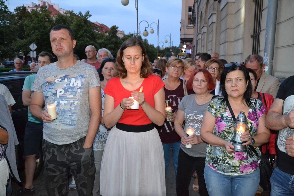 Kaliszanie protestowali przeciwko zmianom w sądach ZDJĘCIA i WIDEO