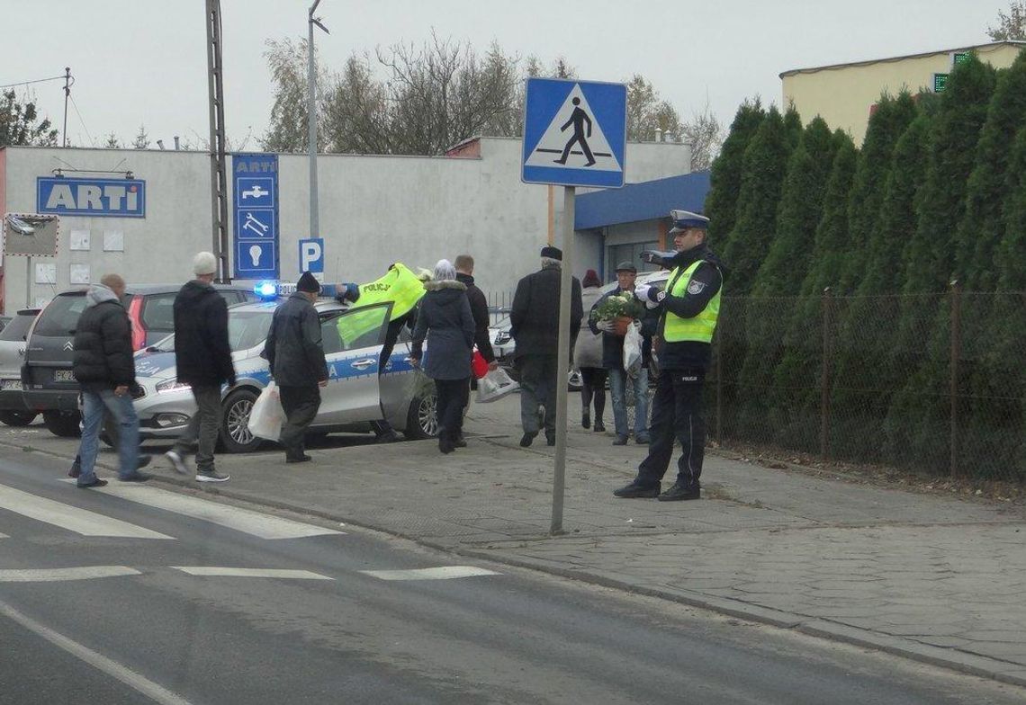 Kaliszanie ruszyli na cmentarze. Ulice zaczynają się korkować ZDJĘCIA