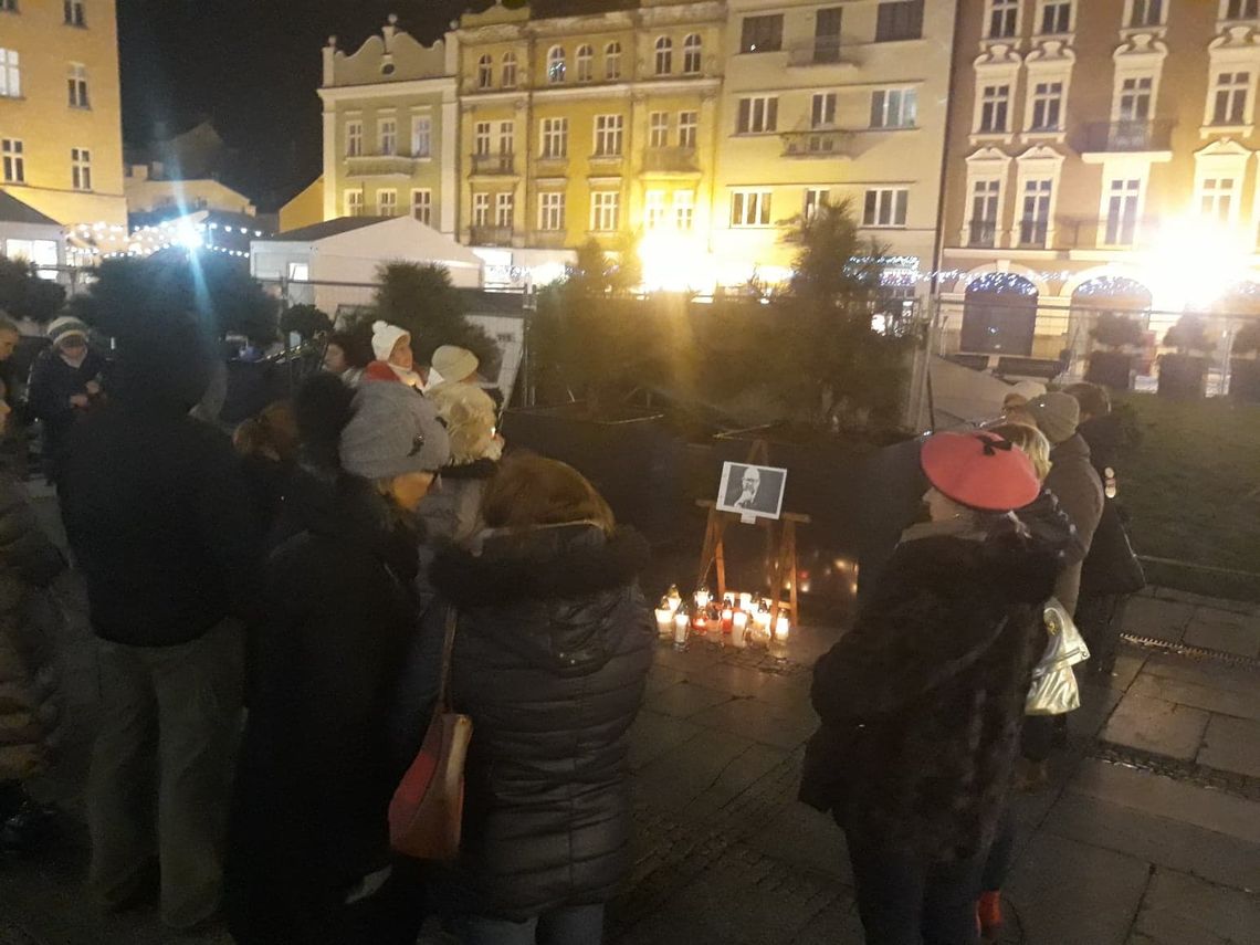 Kaliszanie uczcili pamięć zamordowanego prezydenta Gdańska Pawła Adamowicza ZDJĘCIA
