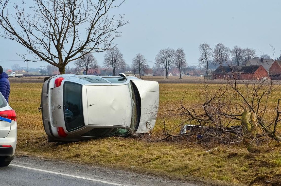 Kaliszanin wymusił pierwszeństwo, kobieta dachowała  ZDJĘCIA