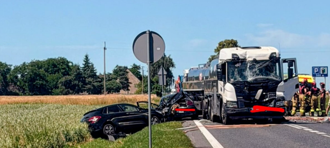 Karambol na krajówce. Zderzyły się dwie ciężarówki i dwa samochody osobowe