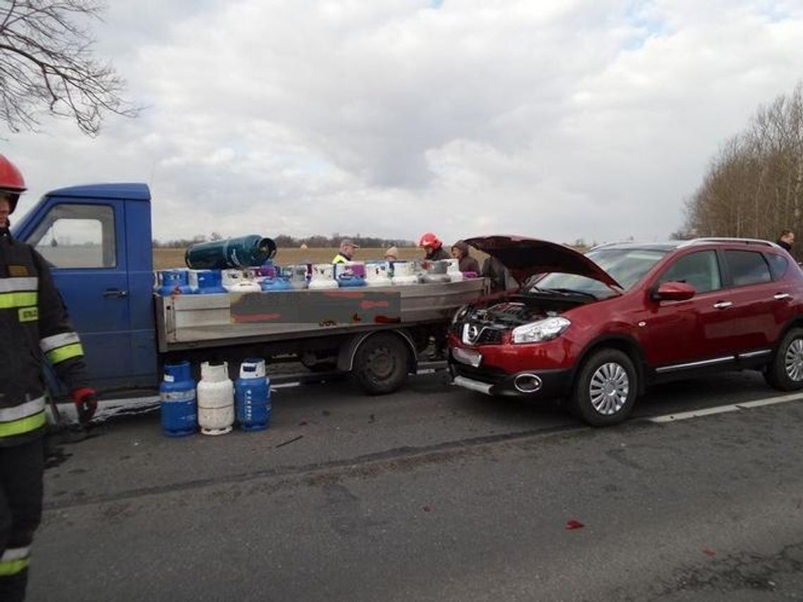 Karambol z 2 autami przewożącymi gaz na trasie Ostrów - Kalisz ZDJĘCIA