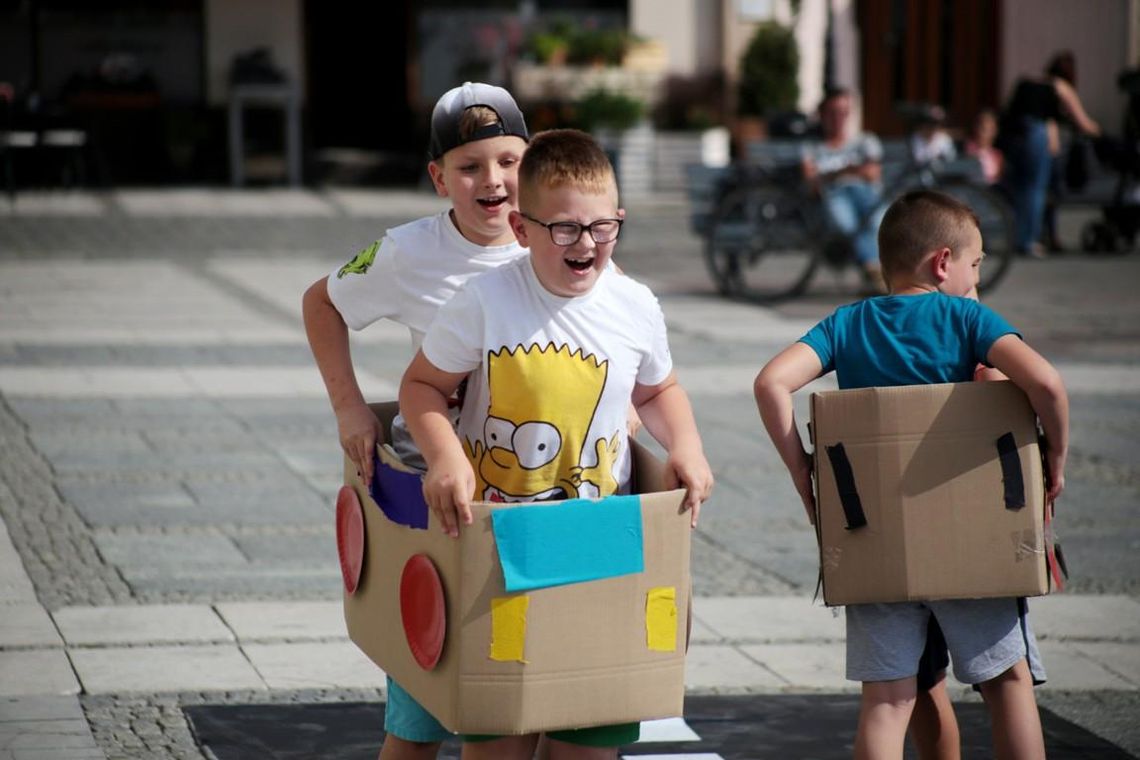 Kartonowe pojazdy opanowały Główny Rynek. Mali kaliszanie lubią czwartki ZDJĘCIA