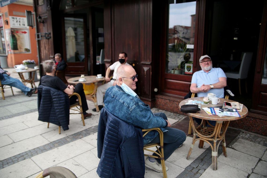 Kawa najlepiej smakuje „pod chmurką”. Kaliszanie odwiedzają ogródki restauracyjne ZDJĘCIA i WIDEO