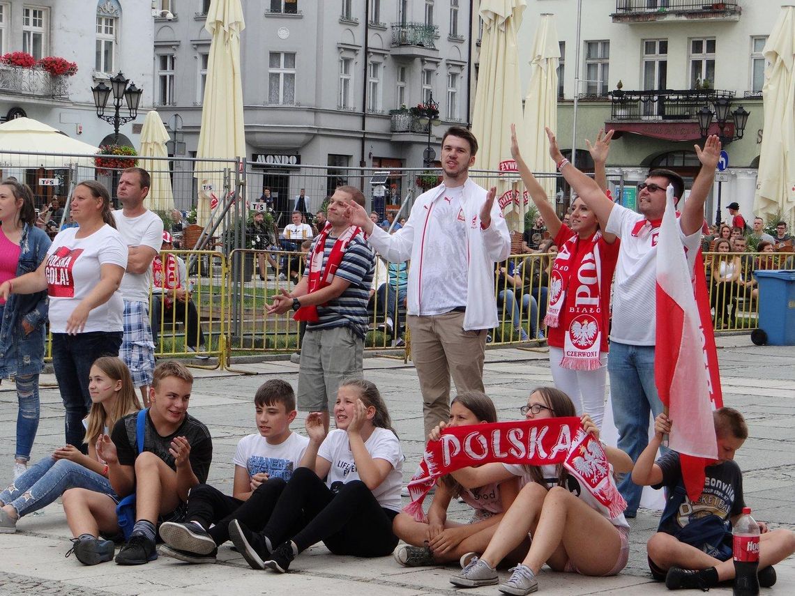 Kibice stracili wiarę? W strefie niewielu, ale oddanych do końca ZDJĘCIA