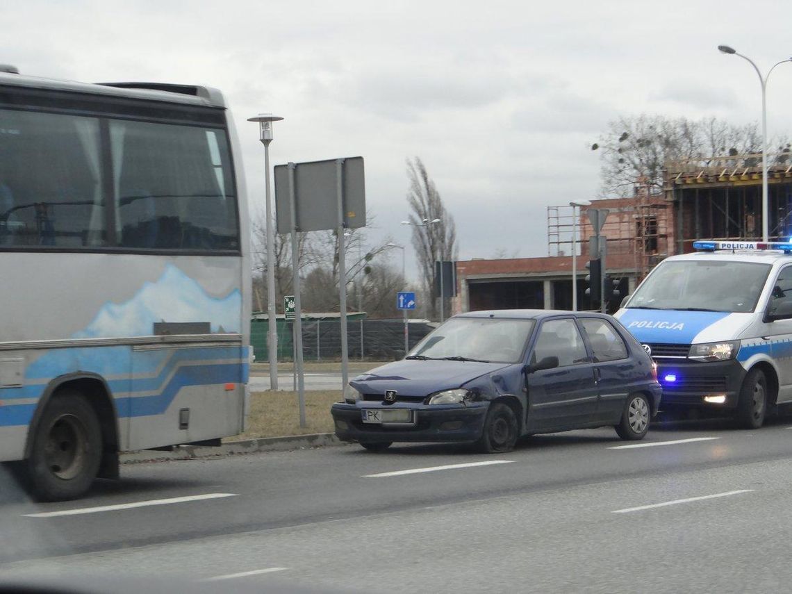 Kierowca autobusu nie ustąpił pierwszeństwa peugeotowi ZDJĘCIA