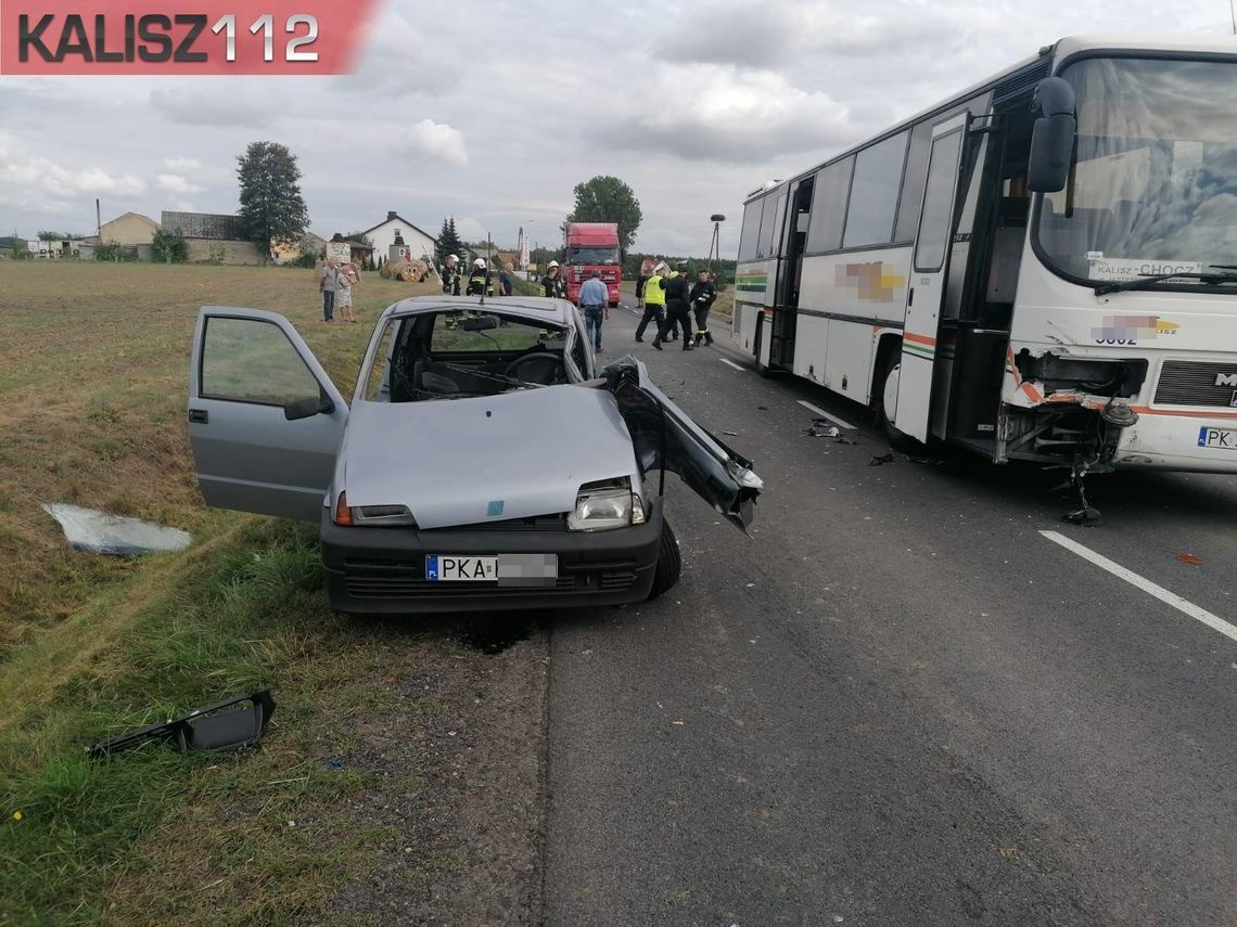 Kierowca fiata wjechał wprost pod autobus. Dwie osoby w szpitalu ZDJĘCIA