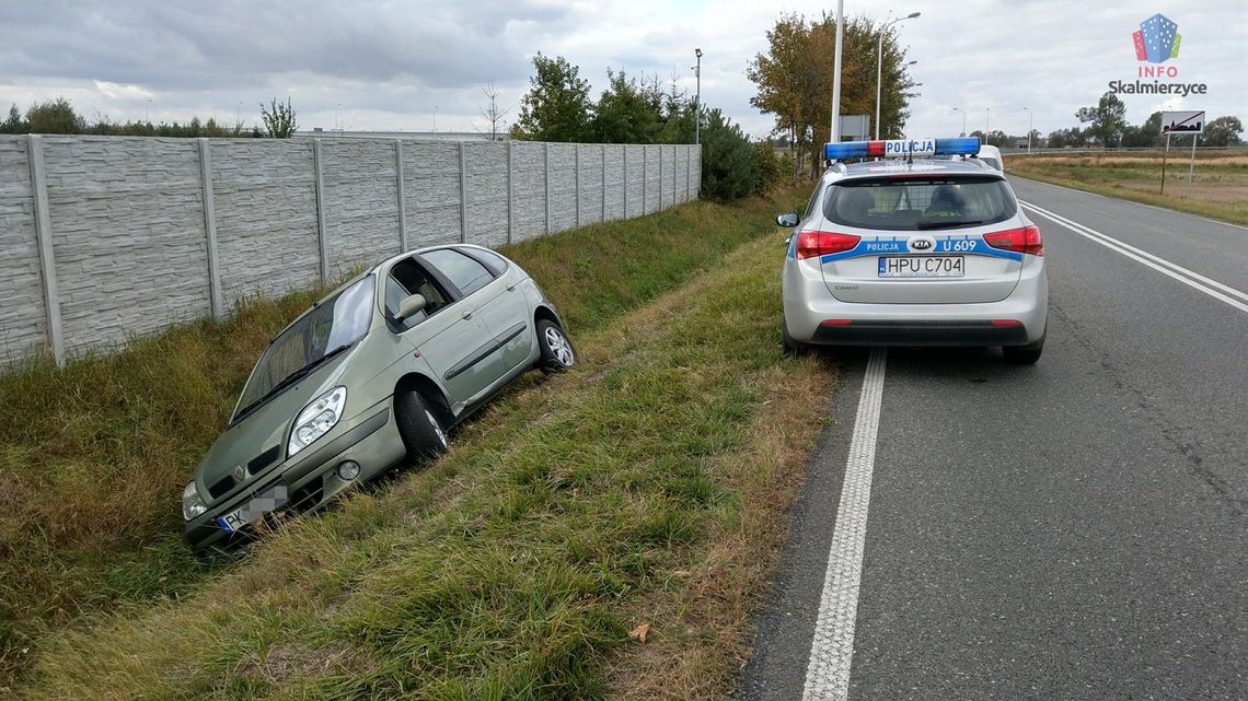 Kierowca „na podwójnym gazie” zakończył jazdę w rowie ZDJĘCIA