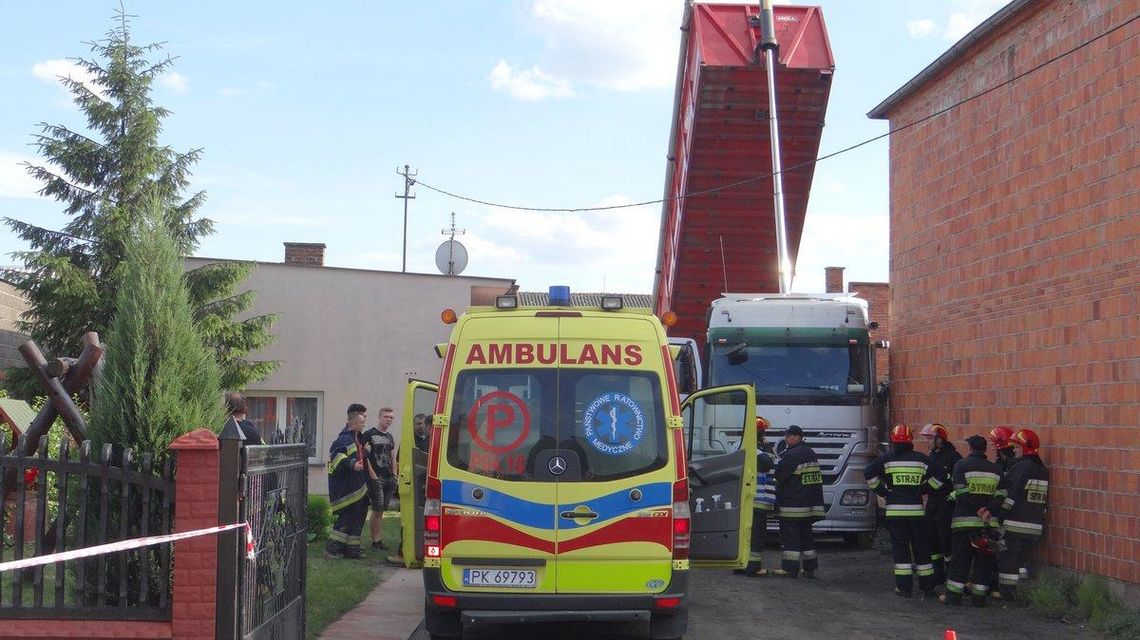 Kierowca zakleszczył się między tirem a domem. Mężczyzna nie żyje ZDJĘCIA