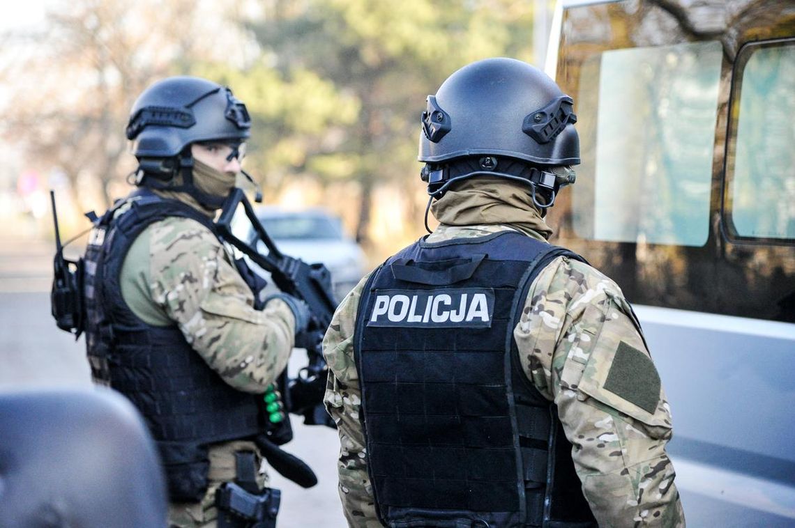 Kilkuset policjantów na drogach. Trwa obawa na bandytę