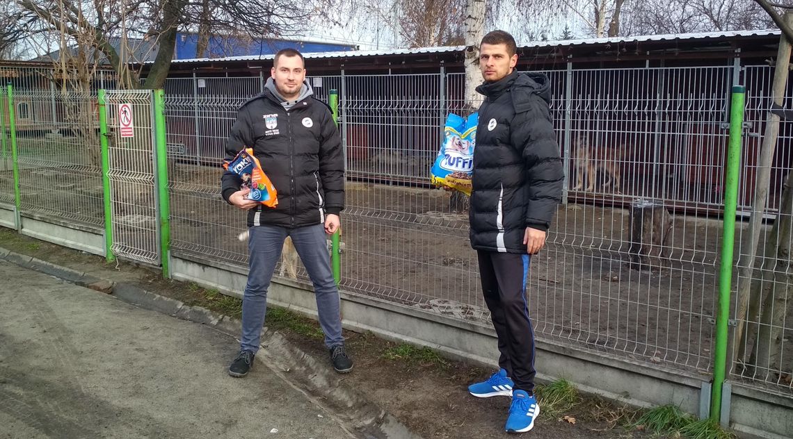 KKS i SP 16 dla schroniska. Karma i koce trafiły do zwierzaków