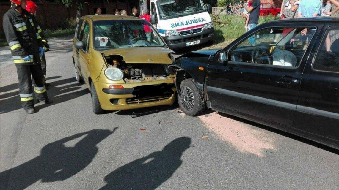 Kobieta w ciąży doprowadziła do czołówki. Powodem wystrzał opony?