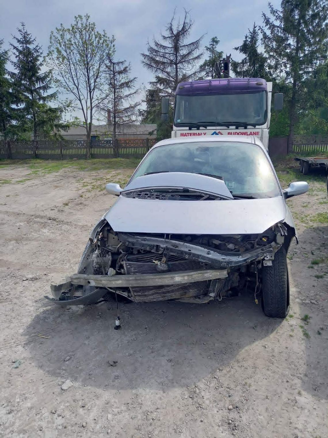 Kobieta w Mercedesie doprowadziła do wypadku i nie udzieliła pomocy. Świadkowie pilnie poszukiwani