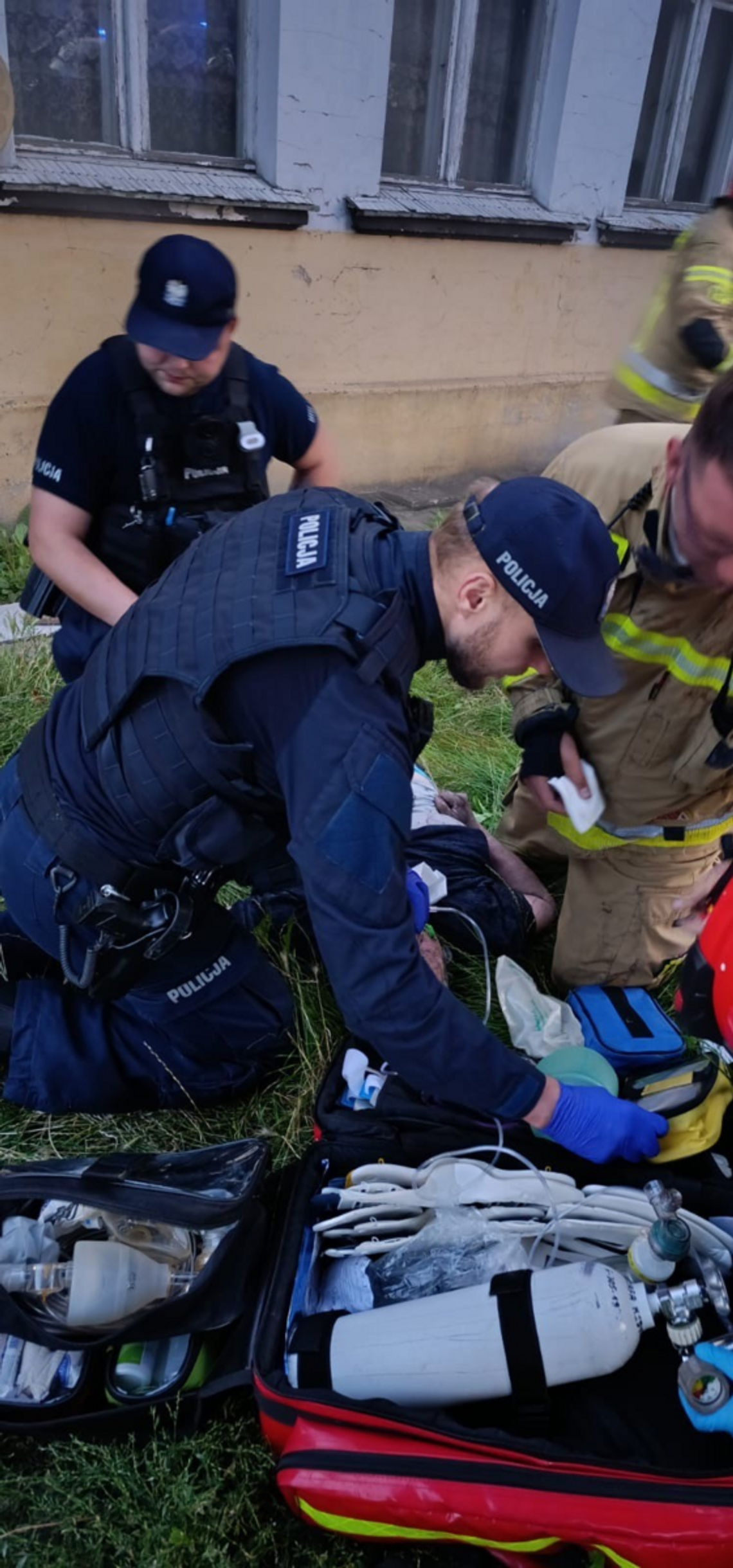 Kobiety uwięzione w płonącym budynku. Policjanci ruszyli na ratunek przez okno