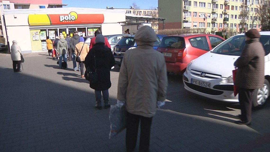 Kolejki seniorów przed sklepami. "Trzeba się stosować, żeby uniknąć tego, co we Włoszech"WIDEO