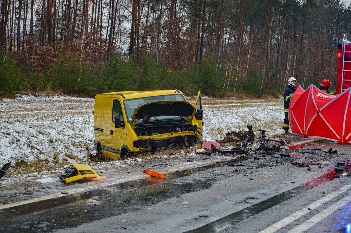 Kolejna ofiara śmiertelna. Czołowe zderzenie z busem