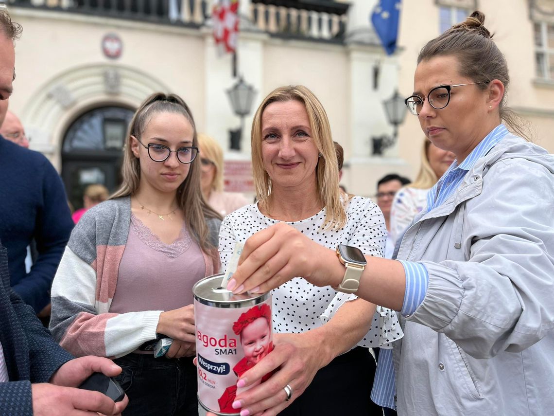 Kolejny challenge dla Jagódki Michalak. Pod starostwem odśpiewali 100-lat