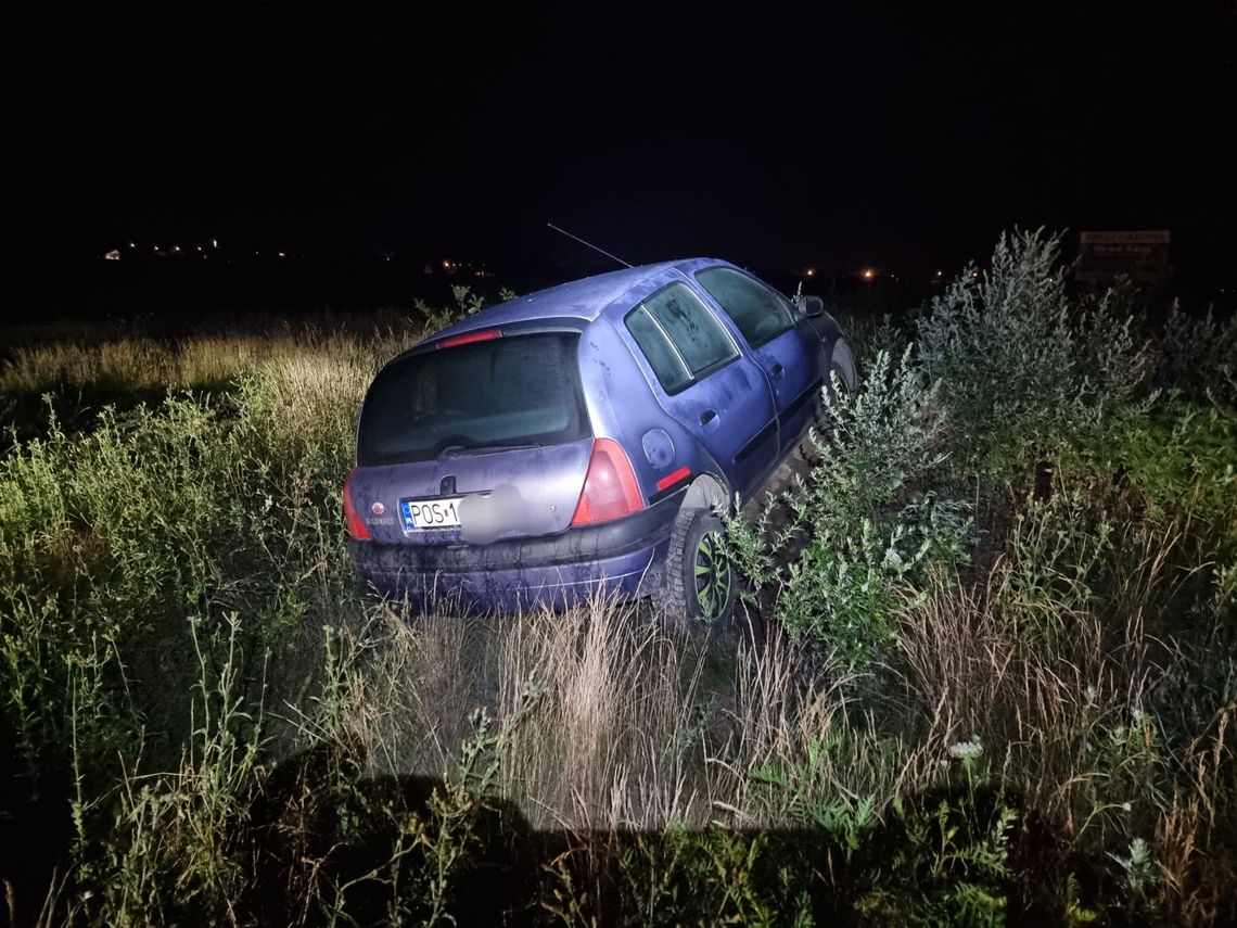 Kolejny na podwójnym gazie. Autem utknął w zaroślach