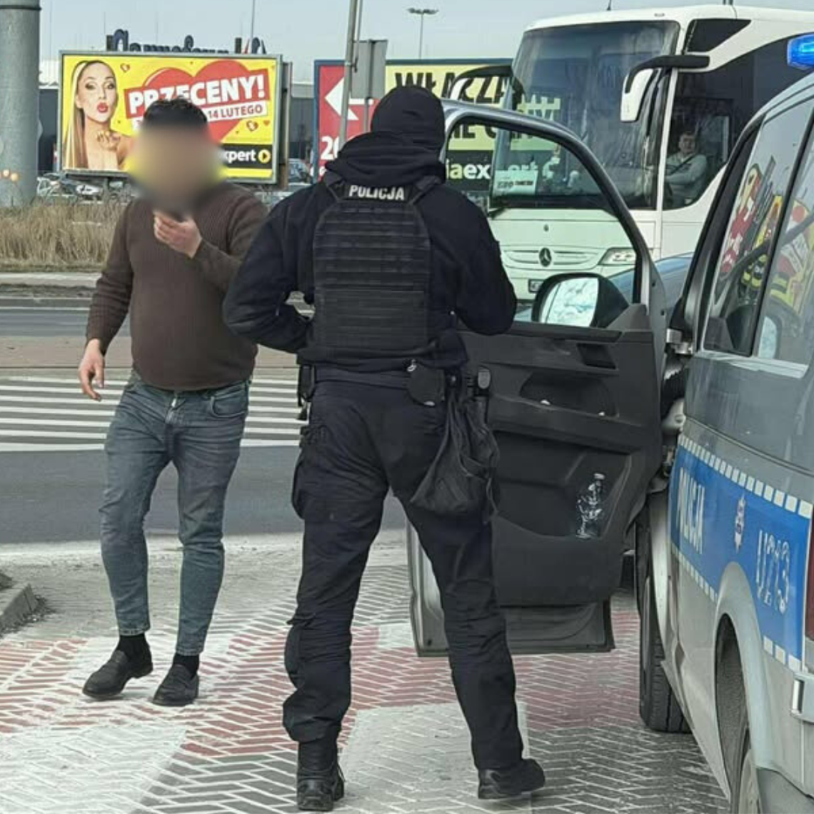 Kolejny raz żebrał i napastował przechodniów. Na miejsce przyjechał luksusowym BMW